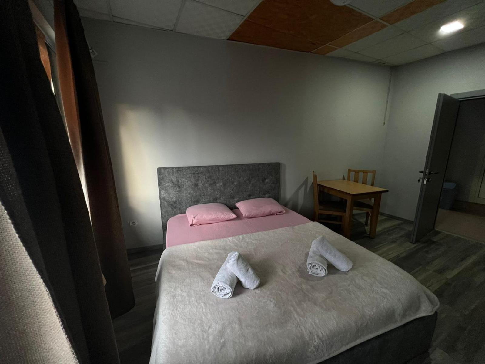 The Rooftop Hostel Shkodër Quarto foto